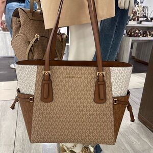 Michael Kors Voyager Lg Color-Block Signature Logo Shoulder Tote Bag
Camel
NWT